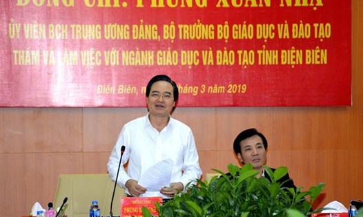 Bộ trưởng Phùng Xuân Nhạ trao đổi một số vấn đề ngành Giáo dục tỉnh Điện Biên quan tâm khi triển khai chương trình giáo dục phổ thông mới.
