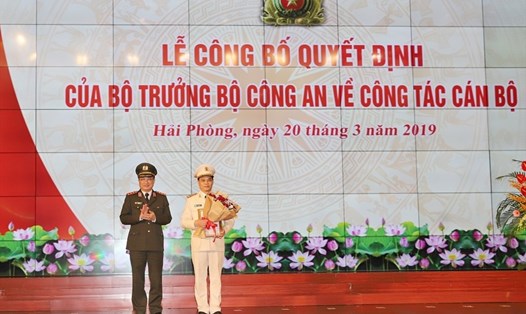 Thượng tướng, thứ trưởng Bộ Công an Nguyễn Văn Thành trao quyết định bổ nhiệm giám đốc CATP Hải Phòng cho đại tá Lê Ngọc Châu - ảnh PAT