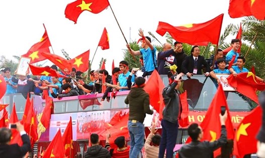 Rợp cờ hoa chào đón U-23 Việt Nam về nước sau giải đấu ở Thường Châu. Ảnh: Sơn Tùng
