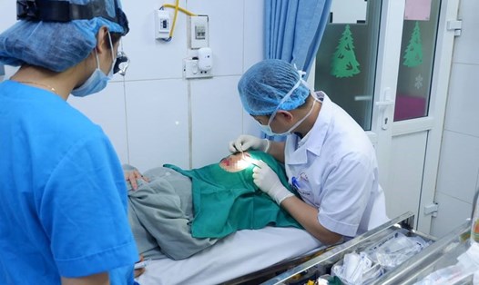 Các bác sĩ Bệnh viện E phẫu thuật sau biến chứng cho bệnh nhân cắt mí
