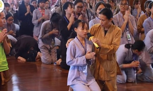 Bà Phạm Thị Yến trong một buổi giải nghiệp ở chùa Ba Vàng. Ảnh: T.L
