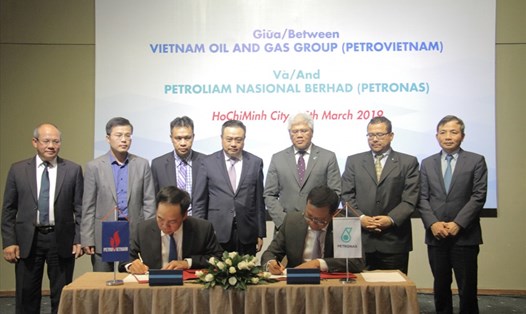 Đại diện Tập đoàn Dầu khí Việt Nam (Petrovietnam) và Đại diện Công ty Dầu khí Quốc gia Malaysia (Petronas) ký Thỏa thuận khung (HOA) mua bán khí bổ sung cho khu vực Cà Mau - Việt Nam (Petrovietnam). Ảnh: PV