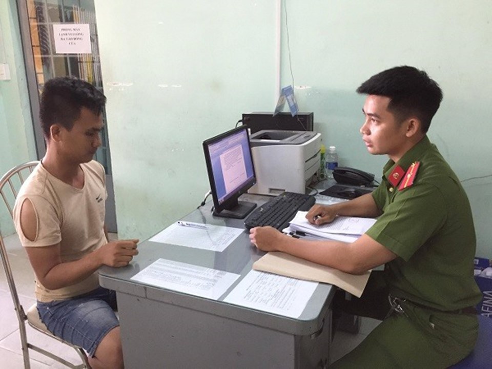 Làm việc với đối tượng Phúc tại cơ quan công an_Ảnh: CAĐN Làm việc với đối tượng Phúc tại cơ quan công an_Ảnh: CAĐN