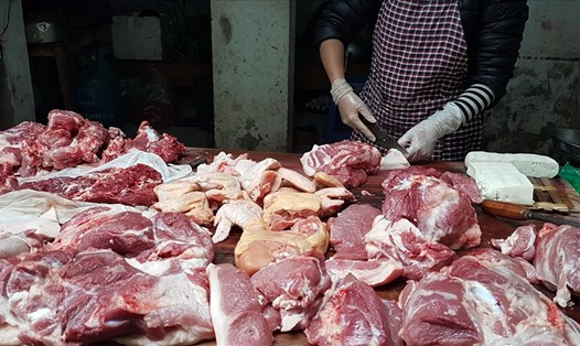 Giá thịt lợn trên thị trường vẫn ở mức cao dù giá lợn hơi liên tục "lao dốc". Ảnh: Kh.V