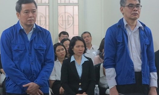 Bị cáo Từ Thành Nghĩa (bên phải) và bị cáo Võ Quang Huy.  
