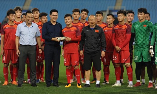 U23 Việt Nam nhận tiền thưởng trước buổi tập. Ảnh: Phạm Huyền