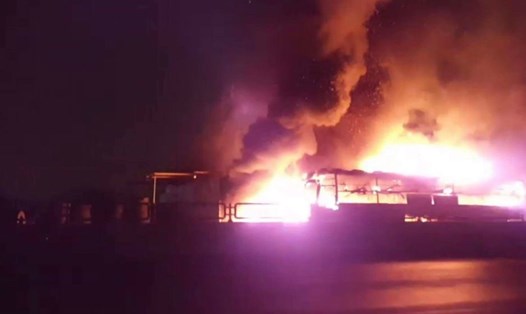 Hiện trường vụ cháy xe khách và cháy lan sang tiệm vá vỏ trên quốc lộ 1