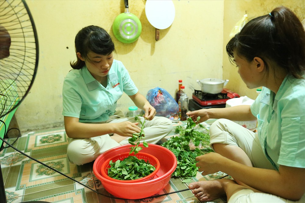 Công nhân thuê trọ tại thôn Bầu (Đông Anh, Hà Nội) - ảnh chụp chiều 21.3. Ảnh: HẢI NGUYỄN