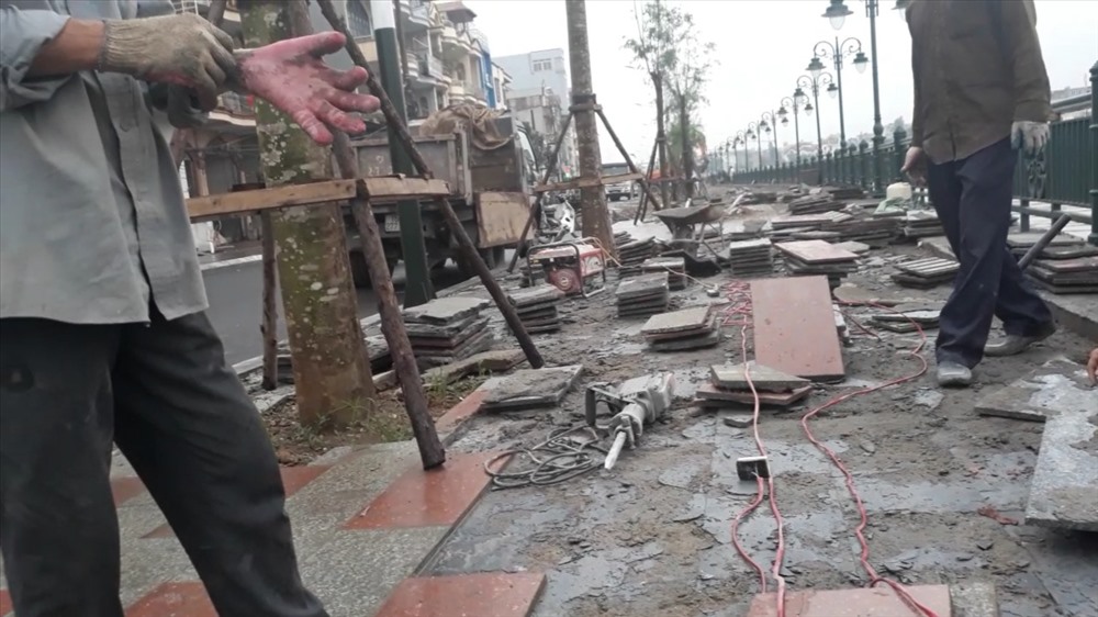 Công trình đang được gấp rút thi công lại phần lún sụt ở vỉa hè. Ảnh:  HP