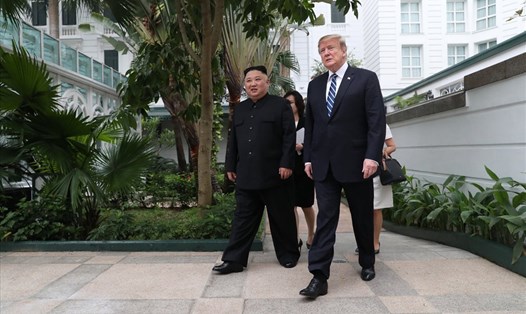 Tổng thống Donald Trump và Chủ tịch Triều Tiên Kim Jong-un trong hội nghị thượng đỉnh Mỹ - Triều lần 2 tại Hà Nội hồi cuối tháng 2. Ảnh: Reuters. 
