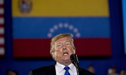 Chính quyền Tổng thống Mỹ Donald Trump gia tăng sức ép với chính phủ của Tổng thống Maduro bằng các biện pháp trừng phạt. Ảnh: AP. 
