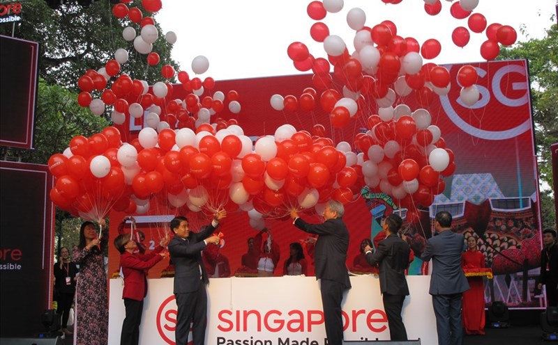 Ông Teo Chee Hean - Phó Thủ tướng Singapore và ông Nguyễn Đức Chung - Chủ tịch UBND TP.Hà Nội cùng đại diện ngành du lịch Singapore trong nghi lễ thả bóng khai mạc "Lễ hội Singapore 2019'' tại Hà Nội. Ảnh: L.Q.V