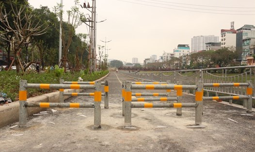 Xây dựng rào chắn cho đường đi bộ dài nhất Hà Nội.