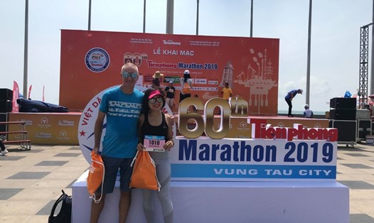 Các VĐV nước ngoài háo hức chinh phục đường chạy Tiền Phong Marathon 2019. Ảnh: Duy Thành 