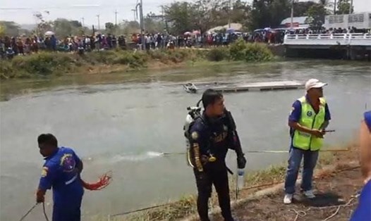 Thợ lặn và lực lượng cứu hộ đang tìm kiếm thi thể nạn nhân trên con kênh. Ảnh: 123 Khondee Mee Namjai/Facebook.