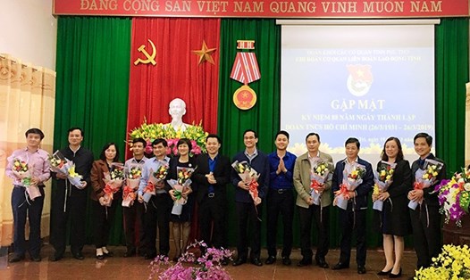 Ban Chấp hành Chi đoàn tặng hoa tri ân các đồng chí nguyên Bí thư đoàn thanh niên đang công tác tại cơ quan LĐLĐ tỉnh nhân dịp Kỷ niệm 88 năm ngày thành lập Đoàn.