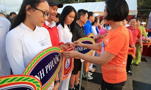 Bà Lê Thị Hoàng Yến trao cờ lưu niệm cho các đội tham dự giải. Ảnh: Như Ý