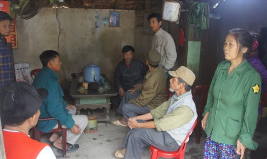Người nhà nạn nhân Nguyễn Thị Thu bàn bạc việc tiếp nhận thi thể về địa phương.