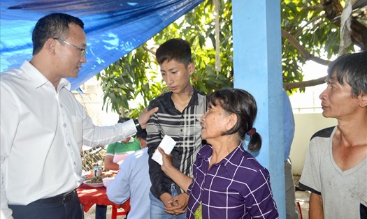 Ông Khuất Việt Hùng thăm hỏi, chia buồn cùng thân nhân gia đình nạn nhân. Ảnh: Lục Tùng