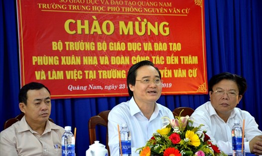 Bộ trưởng Giáo dục và Đào tạo Phùng Xuân Nhạ vừa có chuyến khảo sát, tới thăm giáo viên của một số trường học tại Quảng Nam.