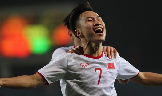 Niềm vui của Việt Hưng sau cú đánh đầu ghi bàn thắng duy nhất trong trận đấu U23 Việt Nam - U23 Indonesia. Ảnh: Sơn Tùng.