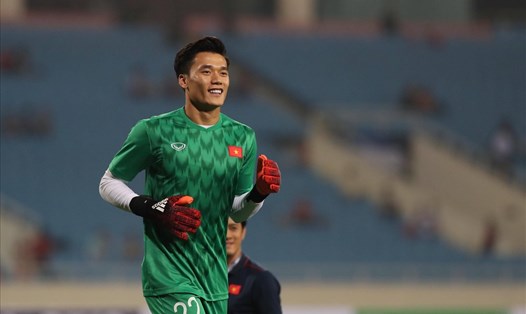 Bùi Tiến Dũng có tình huống chuyền bóng bất cẩn, suýt khiến U23 Việt Nam nhận bàn thua trước U23 Indonesia. Ảnh: Sơn Tùng