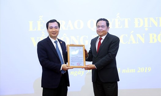Chủ tịch UBTƯ MTTQ Việt Nam Trần Thanh Mẫn trao quyết định cho ông Vũ Văn Tiến (trái). Ảnh: PV