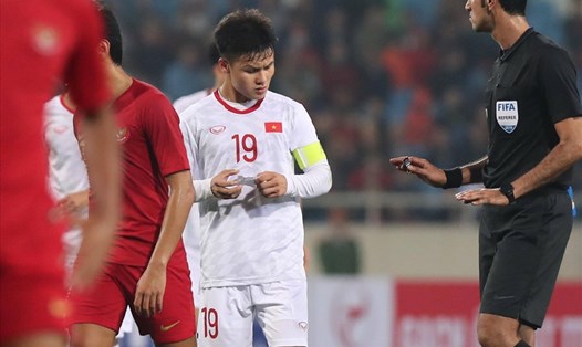 Quang Hải nhận "mật thư" của HLV Park Hang-seo ở phút 80 trận đấu với U23 Indonesia. Ảnh: Sơn Tùng 