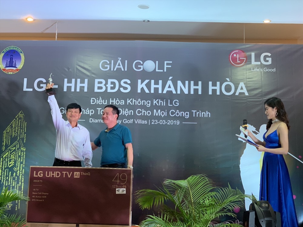 Ban tổ chức trao giải cho cá nhân đạt thành tích.