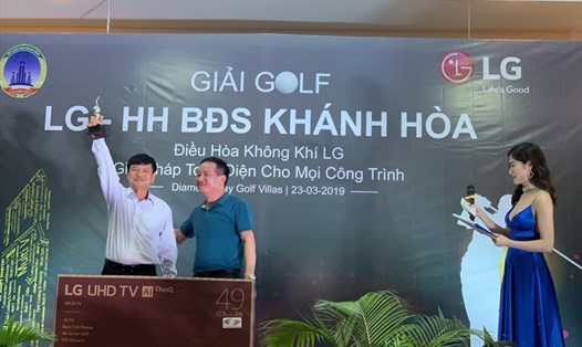 Ban tổ chức trao giải cho cá nhân đạt thành tích.