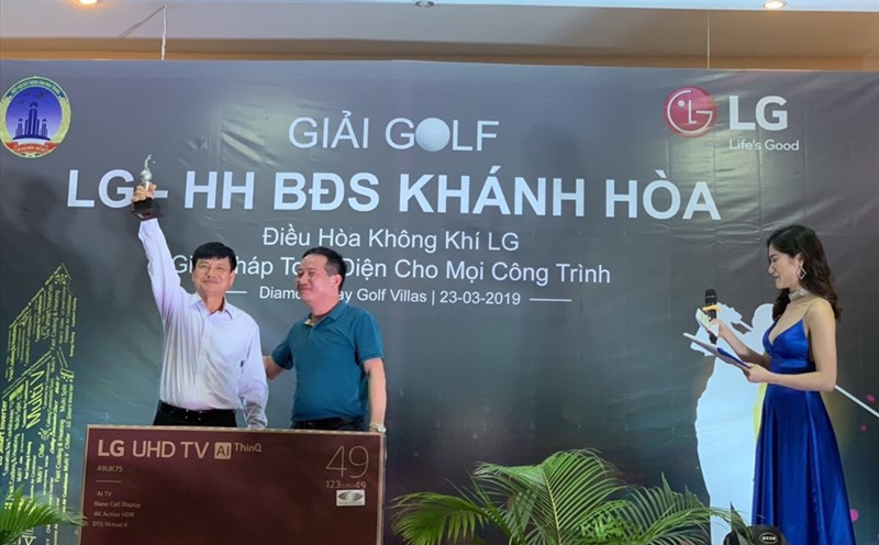 Ban tổ chức trao giải cho cá nhân đạt thành tích.