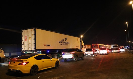 Xe tải nặng và xe container tràn vào cao tốc gây quá tải.