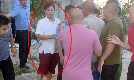 Ông Minh mặc quần cộc đến buổi cưỡng chế. (Ảnh cắt từ clip quay hôm 6.1.2019)