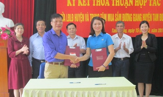 Buổi ký kết chương trình phúc lợi đoàn viên giữa LĐLĐ huyện Tam Đường (Lai Châu) và Trung tâm mua sắm Đương Giang.
