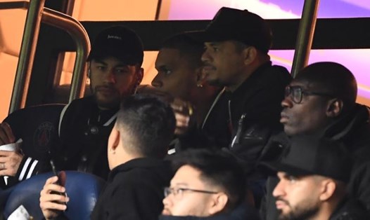 Neymar chỉ có thể theo dõi trận đấu từ khán đài do chấn thương. (Ảnh: CNN)