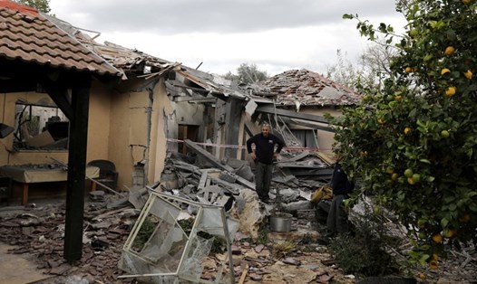 Một ngôi nhà bị phá huỷ vì trúng tên lửa ngày 25.3. Ảnh: Reuters