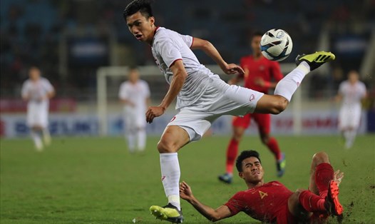 Văn Hậu có nhiều pha tranh chấp quyết liệt với cầu thủ U23 Indonesia. Ảnh S.T