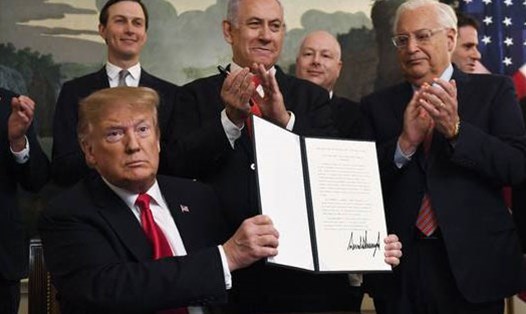 Ông Donald Trump ký tuyên bố công nhận cao nguyên Golan thuộc về Israel hôm 25.3. Ảnh: Getty. 