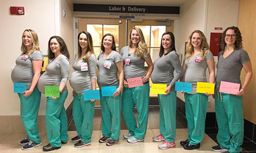 Tám trong số chín y tá mang thai chụp ảnh tại Trung tâm Y tế Maine Medical. Ảnh: Maine Medical Center.