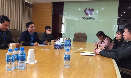 Chủ tịch LĐLĐ tỉnh Thái Nguyên Vũ Duy Hoàng (ngồi giữa hàng bên trái) trao đổi, thuyết phục lãnh đạo Cty TNHH Shinwon Ebenezer Hà Nội về việc có thêm quyền lợi cho NLĐ. Ảnh: P.V