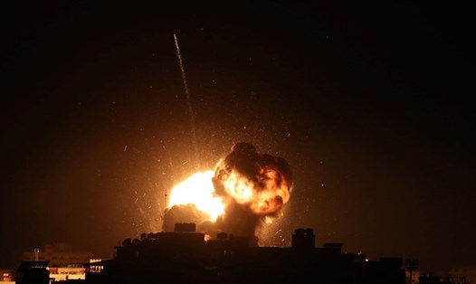 Khói lửa sau một cuộc không kích của Israel vào Gaza. Ảnh: Reuters