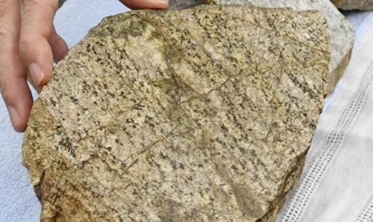  Tảng đá được tìm thấy  ở quận Shimane phía tây Nhật Bản, được cho là tảng đá lâu đời nhất  được biết đến có niên đại 2,5 tỷ năm. Anh: Kyodo