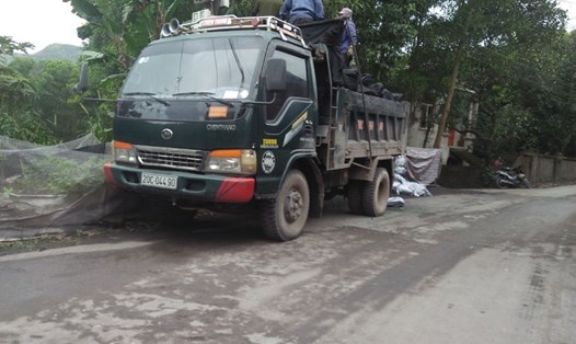 Than được các đầu nậu dùng xe tải chở đi tiêu thụ khắp nơi trong và ngoài tỉnh Thái Nguyên. Ảnh: P.V