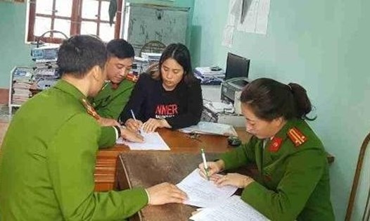 Cơ quan CSĐT tiến hành khám nhà bà Trương Thị Linh - nguyên kế toán UBND xã Quảng Châu (TP. Sầm Sơn). 