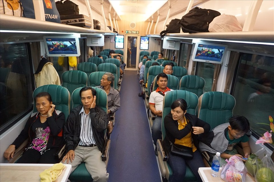 Đường sắt chạy thêm các đoàn tàu phục phụ người dân đi nghỉ lễ. Ảnh: M.Q Đường sắt chạy thêm các đoàn tàu phục phụ người dân đi nghỉ lễ. Ảnh: M.Q