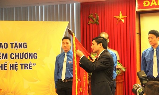Đoàn Thanh niên Tập đoàn đón nhận Huân chương Lao động Hạng nhì do đồng chí Bùi Văn Cường - Ủy viên Trung ương Đảng, Chủ tịch Tổng liên đoàn Lao Động Việt Nam trao tặng.
