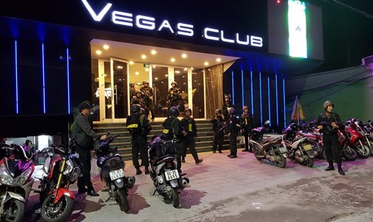 Quán bar Vegas tại thời điểm lực lượng công an phá chuyên án. Ảnh: CA cung cấp.