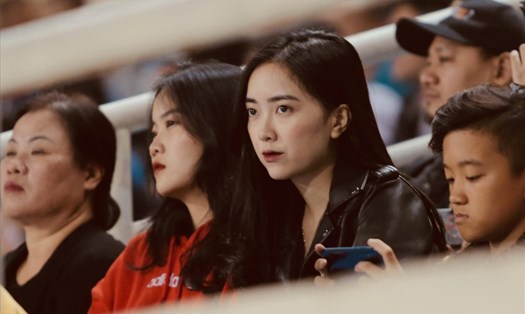 Bạn gái Hà Đức Chinh - người hùng trận đấu với U23 Thái Lan, cũng có mặt để cổ vũ người yêu. Ảnh: Sport 5. 