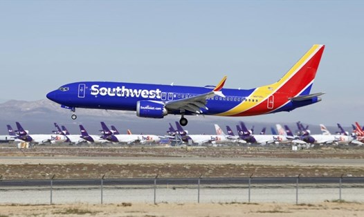 Một chiếc Boeing 737 MAX 8 của Southwest Airlines hạ cánh xuống bãi đỗ ở California. Ảnh: AP