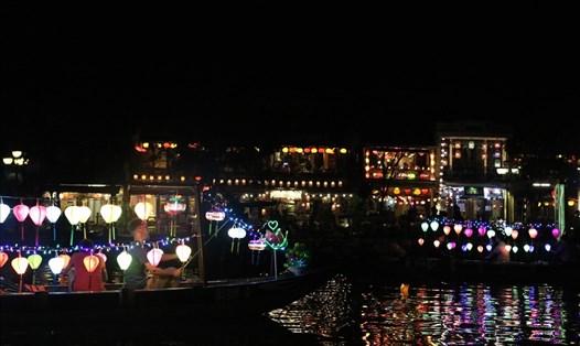 Các đèn lồng treo dày đặc quanh các mạn thuyền khiến du khách khó có thể cảm nhận sự huyền ảo hai bên bờ sông Hoài. Ảnh: Đ.V